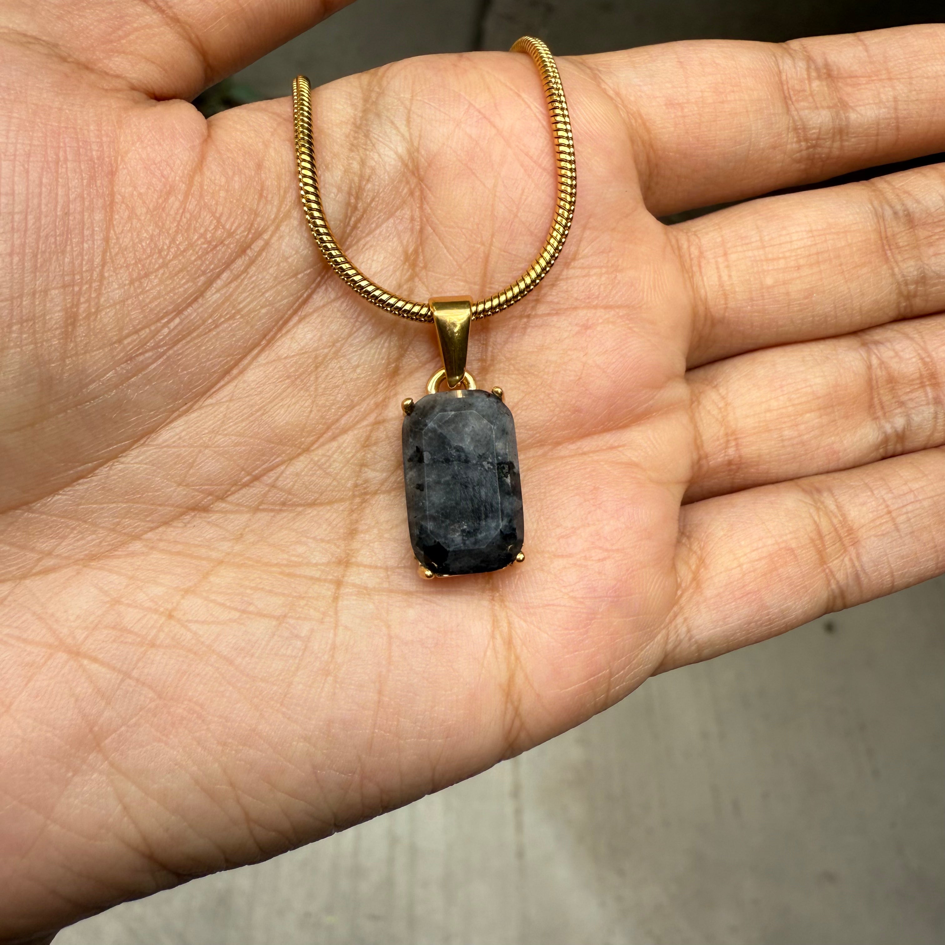 Onyx Stone Pendant With Chain (Gold)