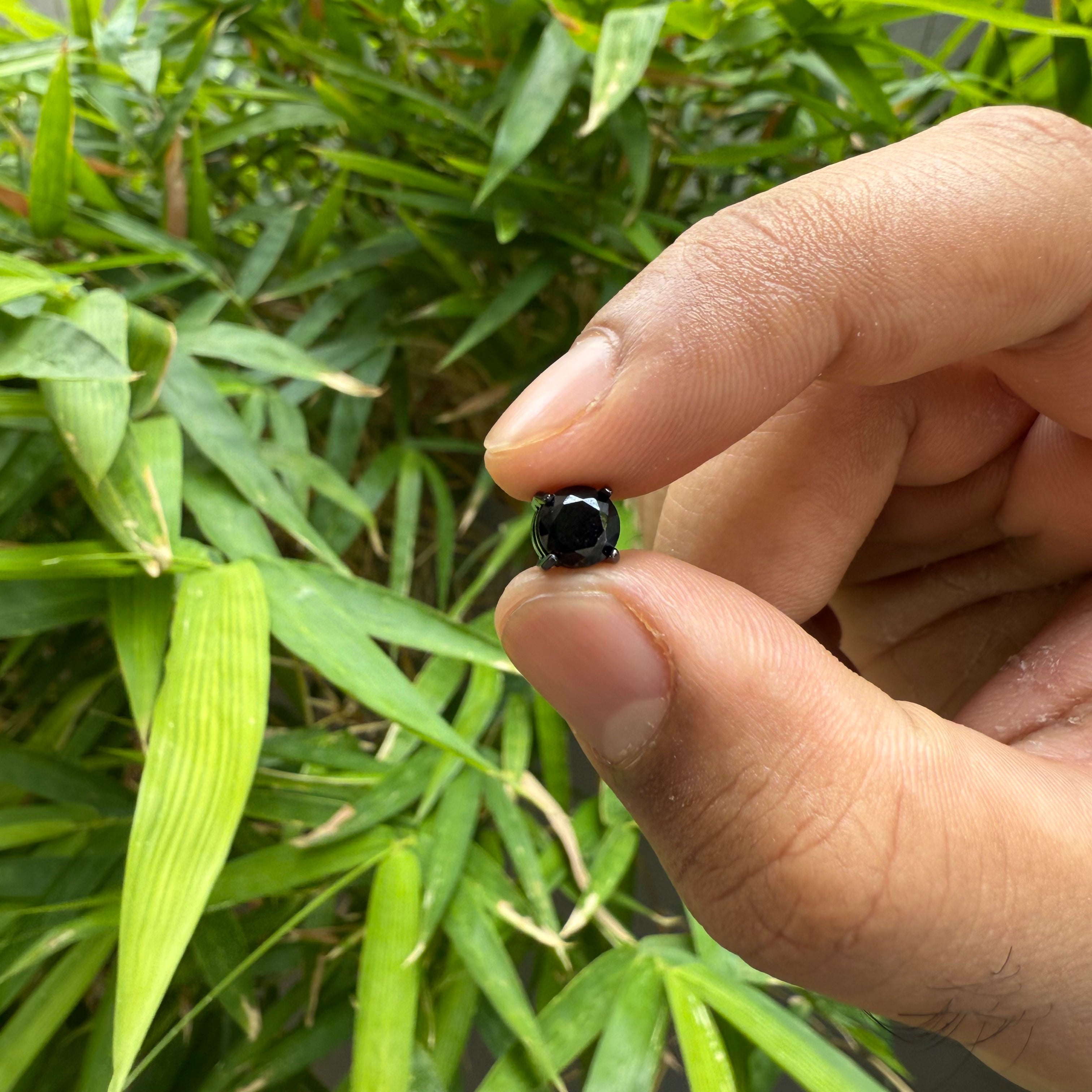 Round Black Stud (Magnetic Non-Pierced)