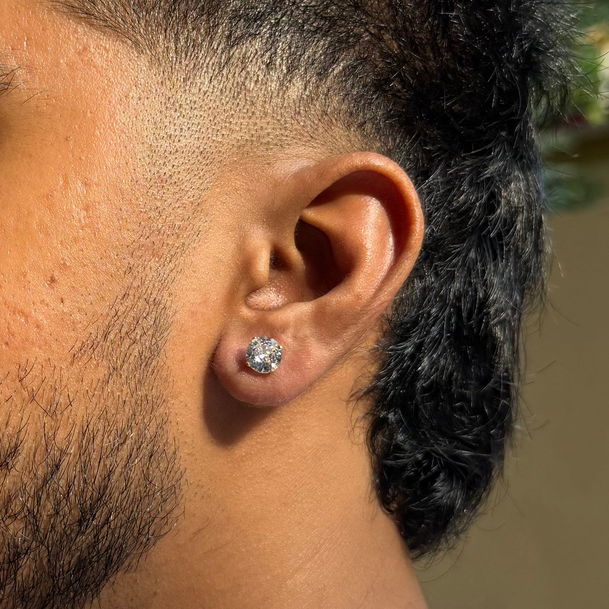 Solitaire Stud (8mm Gold Pierced)
