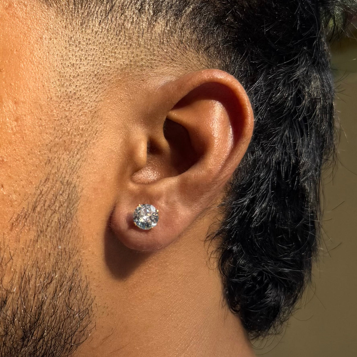 Solitaire Stud (8mm Gold Pierced)