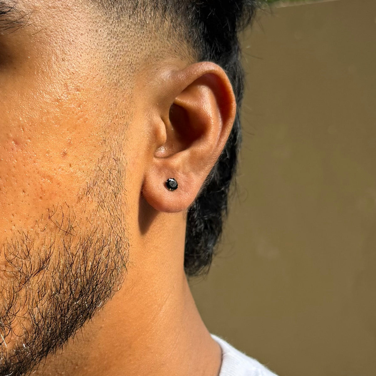 Solitaire Stud (5mm Black Pierced)
