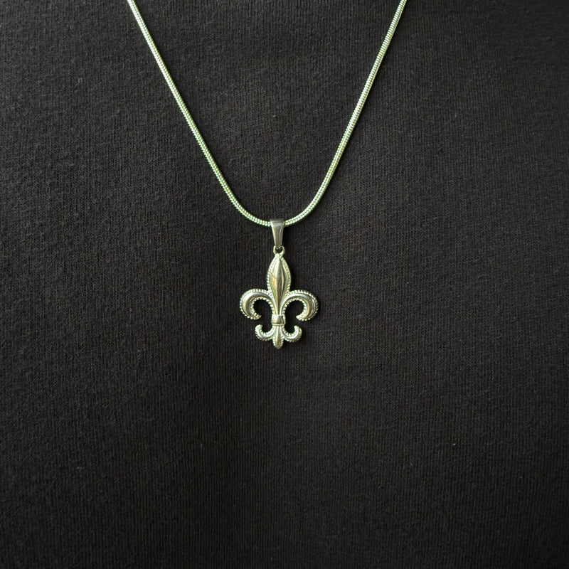 FLEUR DE LIS PENDANT WITH CHAIN (SILVER)